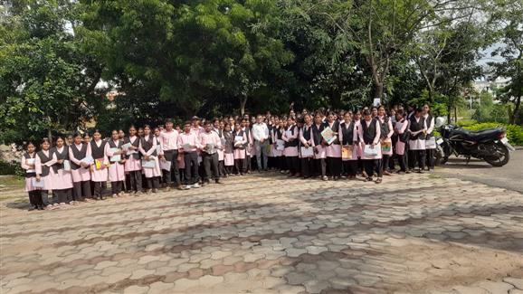 विद्यार्थियों ने किया महाविद्यालय परिसर के पौधों का अध्ययन