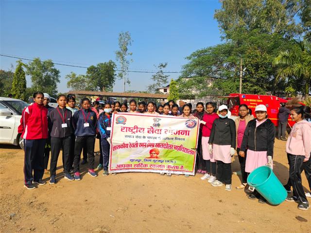 17.12.2024  महाविद्यालय परिसर की साफ सफाई । 